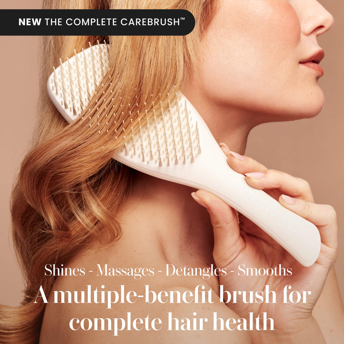 Modella che usa Tangle Teezer The Complete Carebrush Halo White